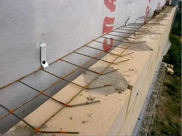Таким способом можно связать стену дома и кирпичную облицовку