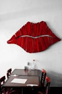 губы на стене