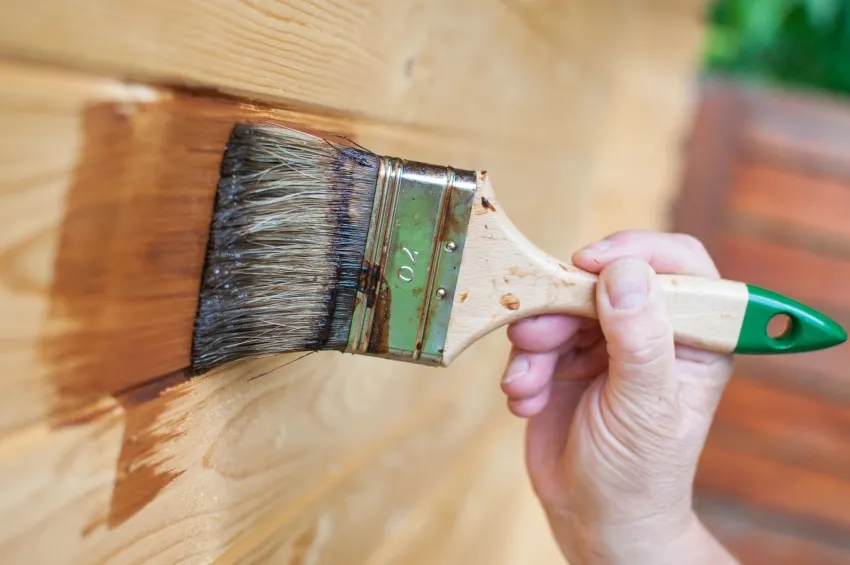Фасадную краску Неомид можно использовать для покрытия ранее окрашенных деревянных конструкций