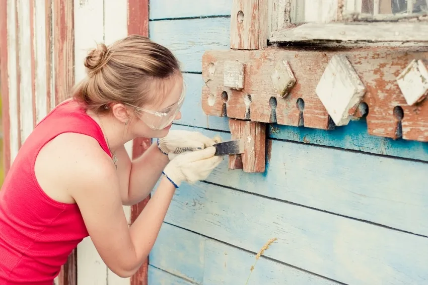 Алкидную краску трудно очистить с поверхности, поэтому для покраски деревянного дома лучше выбрать акриловые составы для наружных работ