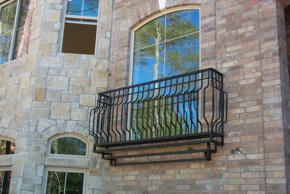 Балконные ограждения для загородного дома