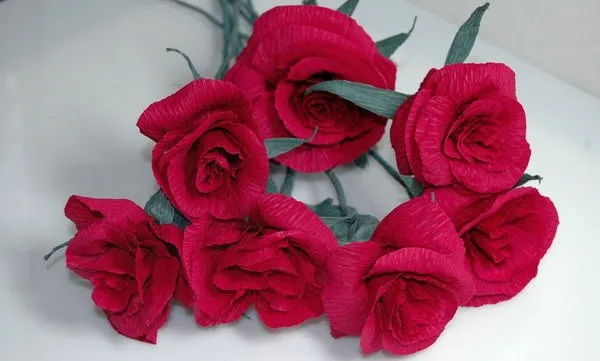 Розы из гофрированной бумаги мк �� как делать объемные цветочки на стену из крепированной гофры, пошаговое видео