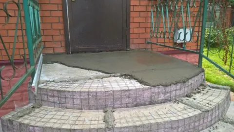 Лестница в частном доме на улице из бетона