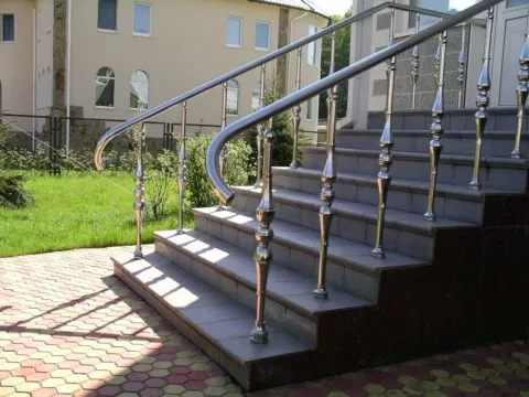 Лестница на улице в частном доме, сделанная из бетона