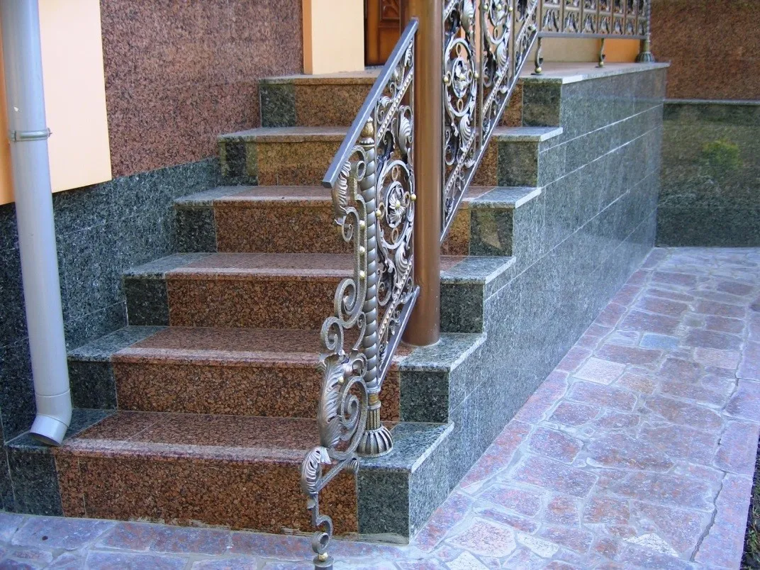 Лестница, облицованная гранитом