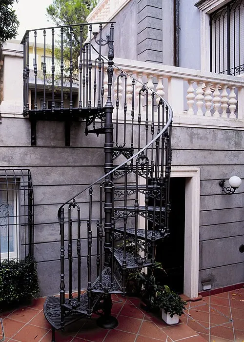 металлические уличные лестницы