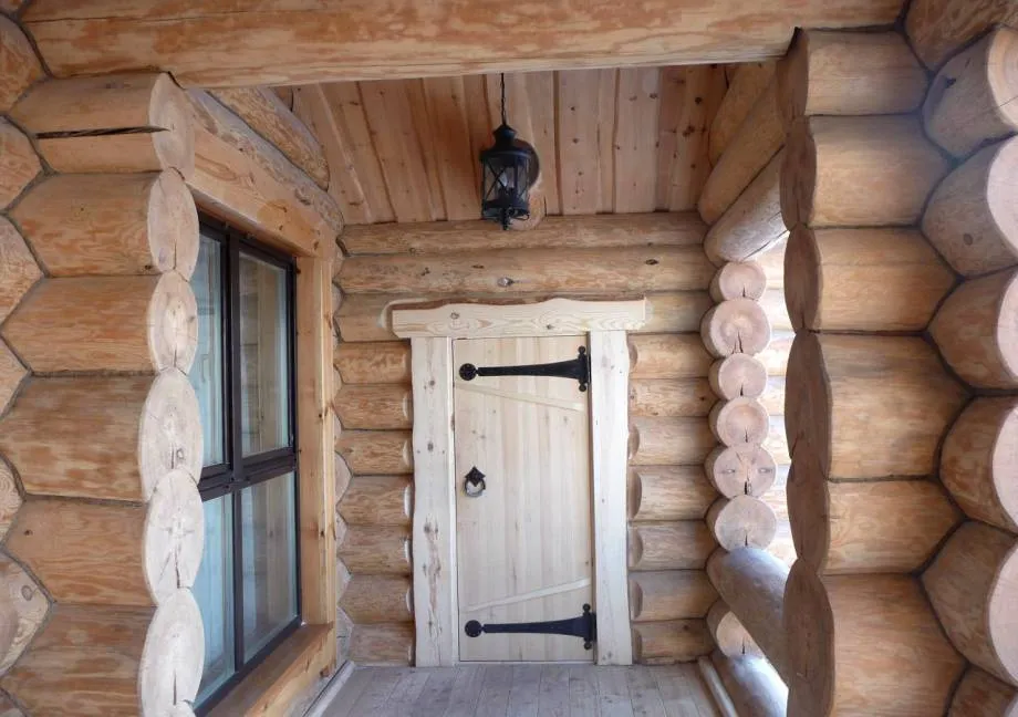 Входная деревянная дверь в баню