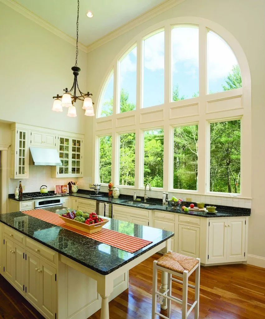 Кухня с витражными окнами