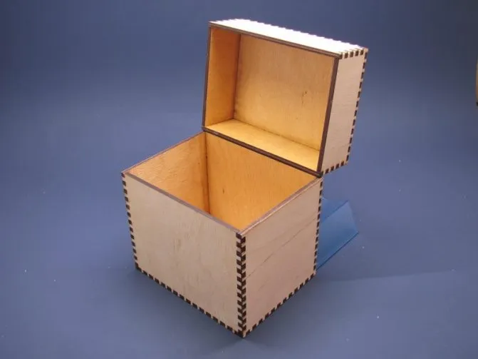 Фанерная коробка для подарков