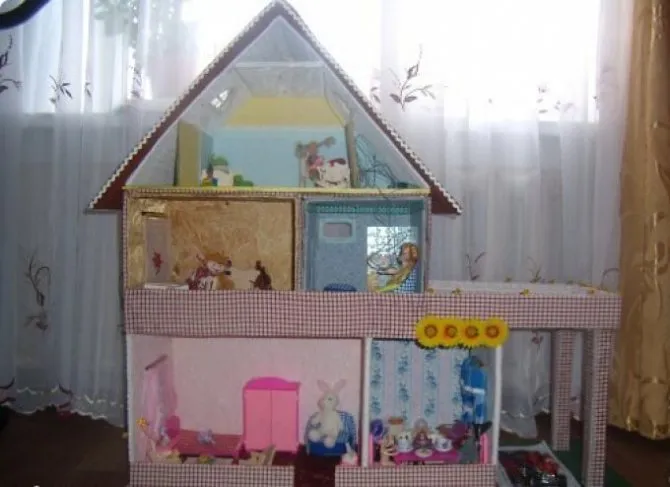 Красивый дом для игрушек из коробок.