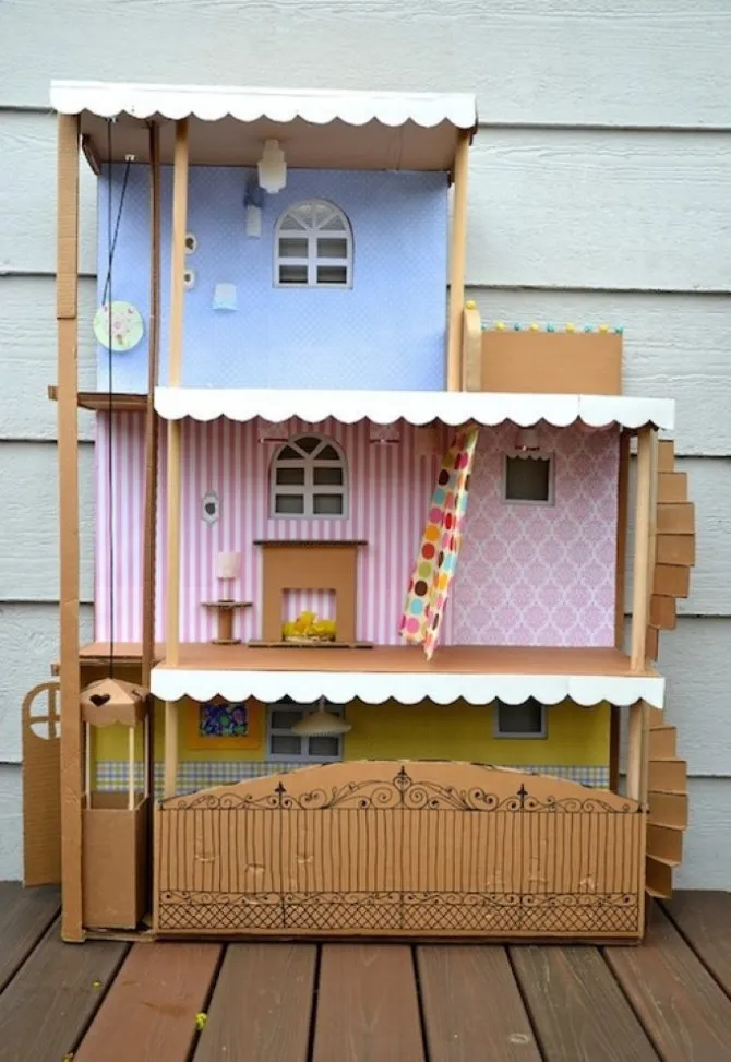 Трехэтажный игрушечный дом из картона.