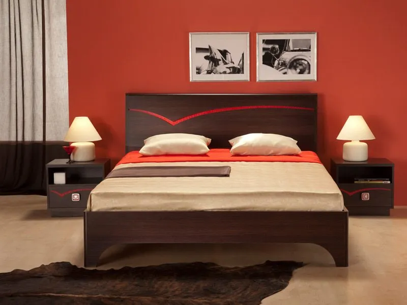 Здесь мы видим, как дизайнер умело сделала акцент с помощью красного, не навредив соответствующей атмосферы спальни