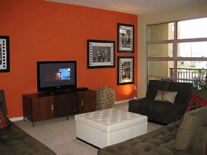 стена окрашенная в оранжевый цвет