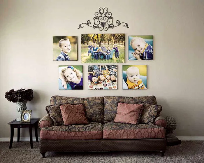 Семейное фотопанно над диваном гостиной
