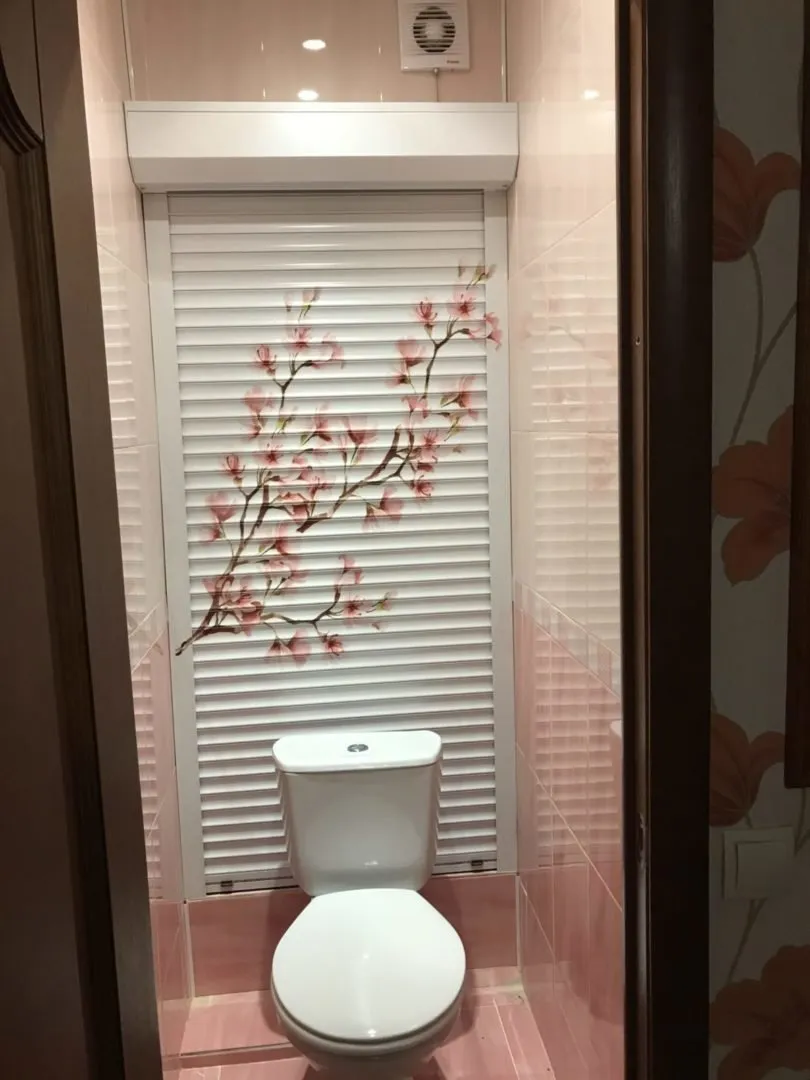 Белая плитка рольставни в туалете