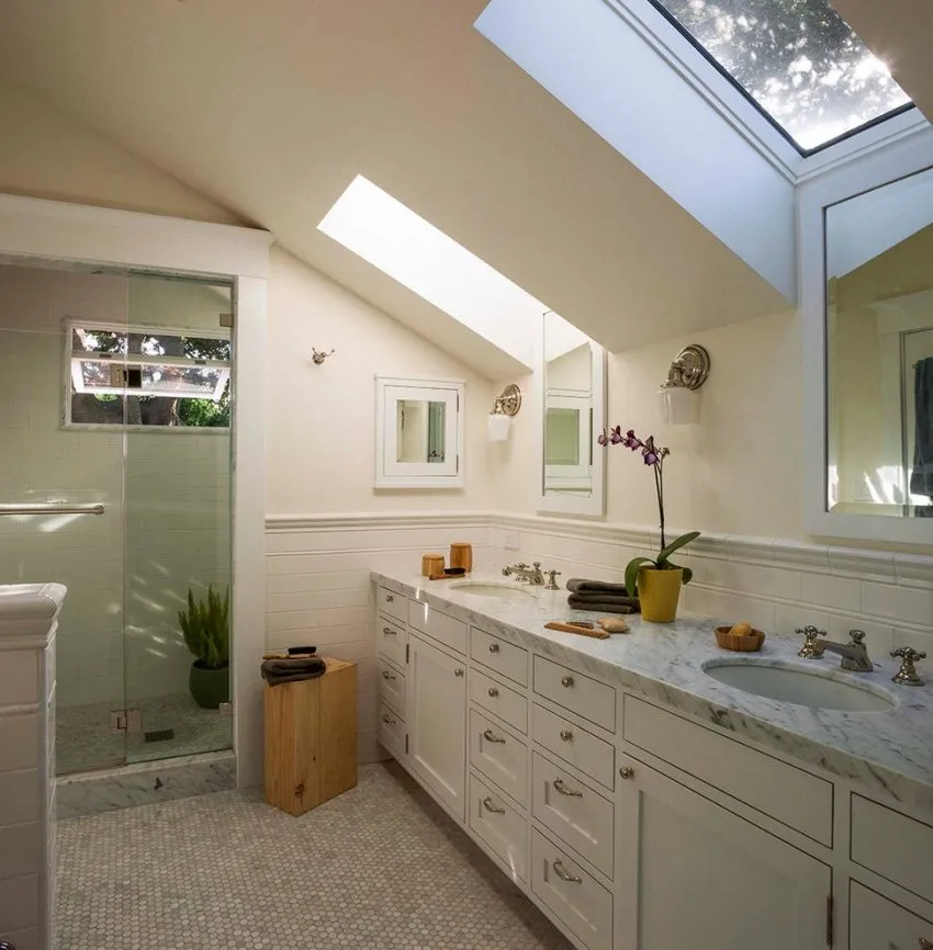 Мраморная столешница станет отличным решением при обустройстве большой ванной комнаты с минималистическим дизайном