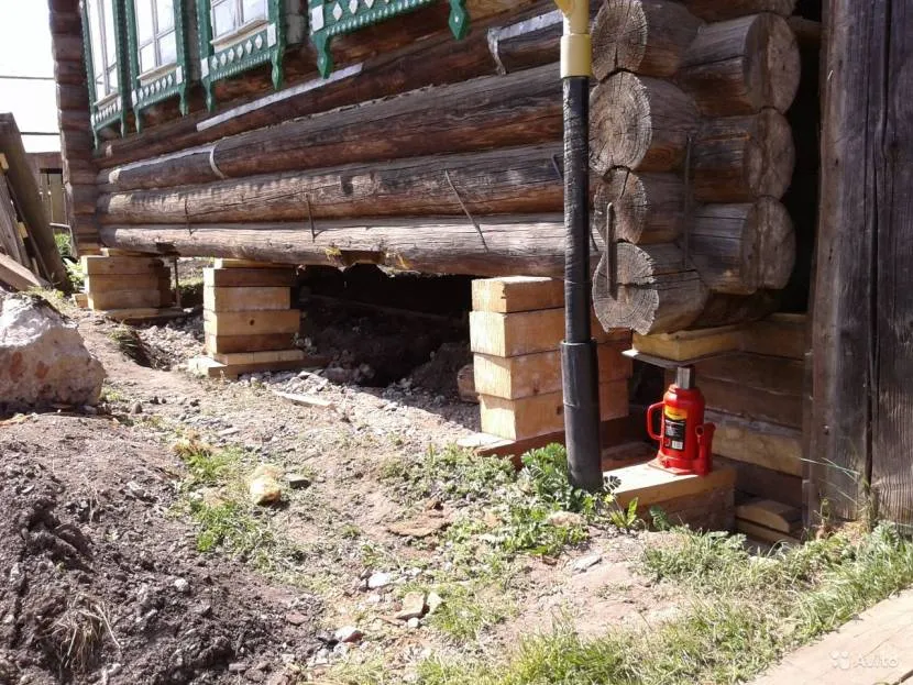 Правильный подъём деревянного дома: подпорки из бруса и домкрат на твердой поверхности