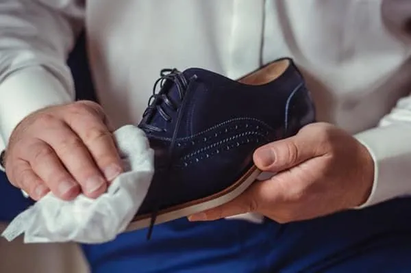 Как очистить лакированную обувь от черных полос
