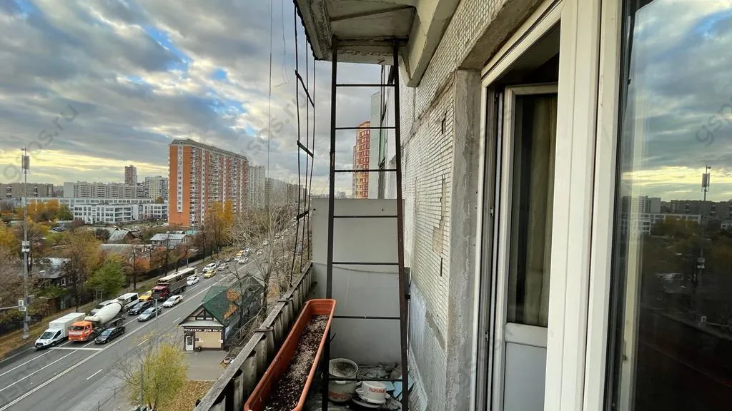 Демонтаж пожарной лестницы на балконе