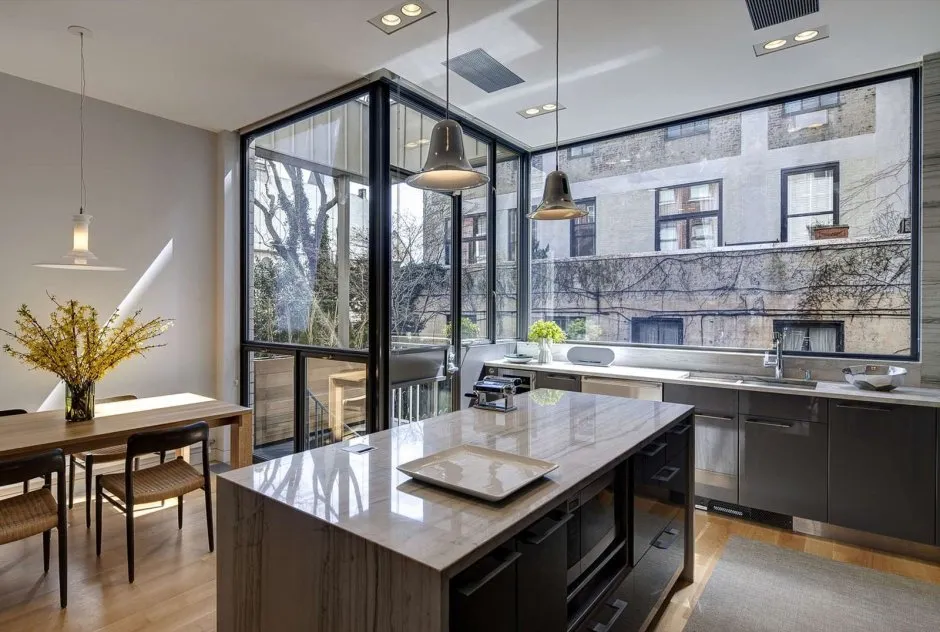Минималистичная кухня с панорамным окном